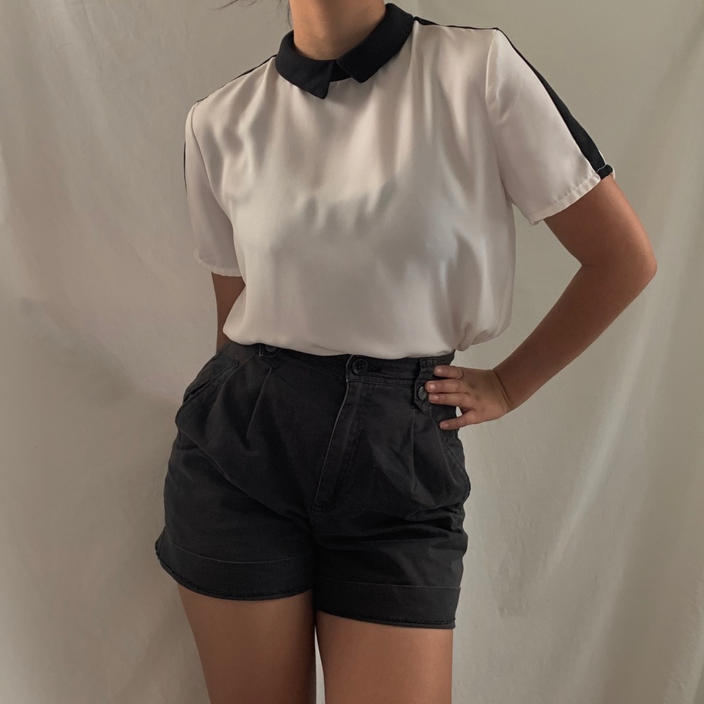 ✨ADORABLE BLACK AND WHITE COLLARED BLOUSE!✨